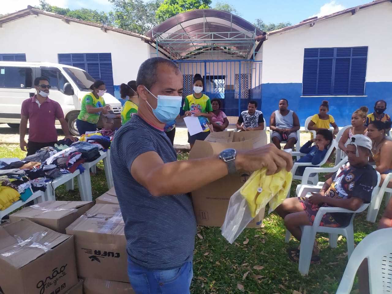 Camacã: Prefeitura reúne catadores de materiais recicláveis em Leoventura e entrega alimentos e material de trabalho